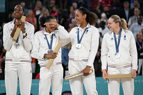 Les basketteuses normandes Dominique Malonga (à gauche) et Marine Johannes (à droite) ont décroché la médaille d'argent aux Jeux Olympiques de Paris.