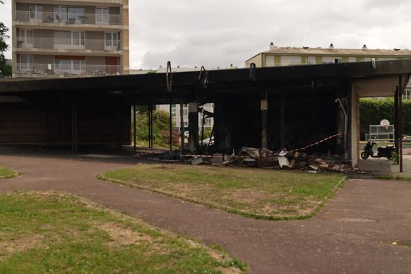 Le bureau de tabac situé dans le quartier d'Hauteville à Lisieux a été incendié le dimanche 3 juillet 2023