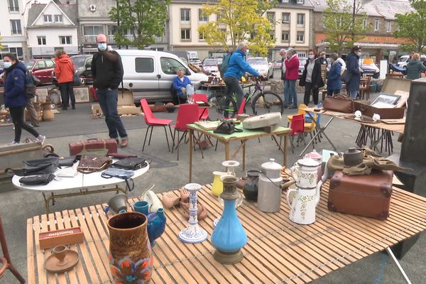 Une centaine de promeneurs et une dizaine de vendeurs sur le quai d'Aiguillon ce dimanche 23 mai à Lannion pour la première brocante depuis octobre dernier.