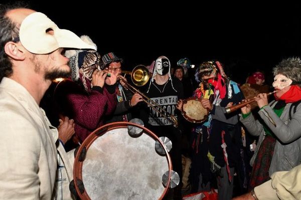 Les participants se sont réunis en début de soirée pour le Karnaval des Gueux et ont déambulé dans les rues autour du centre historique de Montpellier, durant près de trois heures.