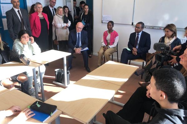 Le ministre de l'Education, Pap Ndiaye a rencontré élèves et enseignants du collège Henri Barnier à Marseille.