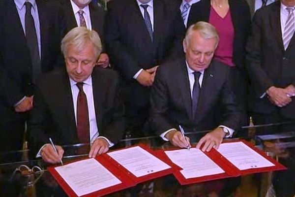 Signature du Pacte Etat-Région à l'Hôtel de matignon par les socialistes Jean-Pierre Masseret, président du Conseil Régional de Lorraine et Jean-Marc Ayrault, Premier ministre.