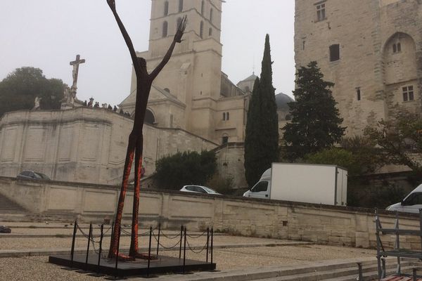 La statue "La prière universelle" se trouve devant le Palais des Papes à Avignon.