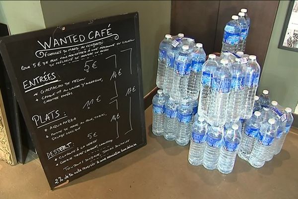 Les bouteilles d'eau sont à retirer gratuitement au Wanted Café, rue des douves, à Bordeaux.