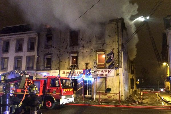 Les pompiers ont évité la propagation du feu aux bâtiments voisins. La toiture a été entièrement détruite.