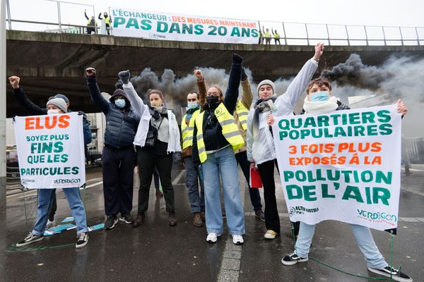 Des riverains manifestent pour des "actions immédiates" pour réduire la pollution près de l'échangeur A3 à Bagnolet