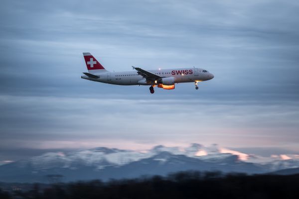 Les trajets entre la Côte d'Azur et la Suisse font partie des trajets aériens qui subissent le plus de perturbations en Europe. (photo d'illustration d'un avion suisse survolant les Alpes)