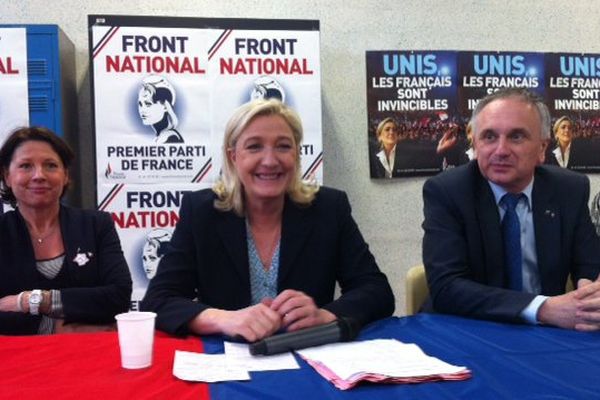 Marine Le Pen en visite à Saint-Quentin dans l'Aisne ce jeudi 5 mars, aux côtés de Franck Briffaut.