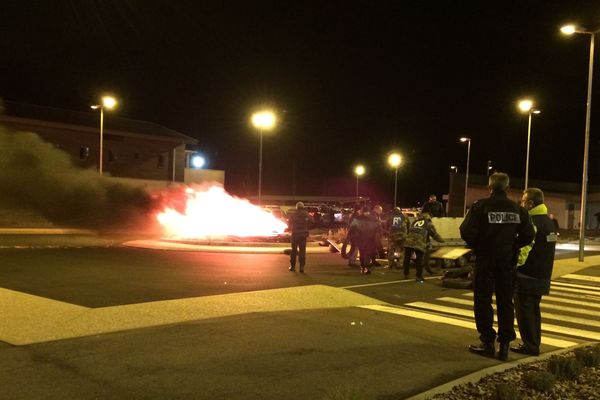 Une soixantaine de gardiens de prison ont bloqué tôt lundi matin l'accès au centre pénitentiaire de Riom. 