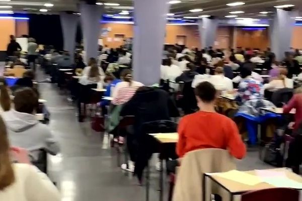 Les étudiants sont regroupés dans d'immenses salles pour passer leurs examens de fin de semestre.