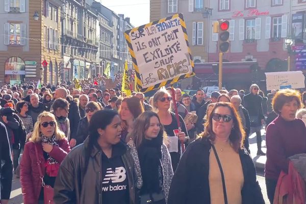 Beaucoup de familles dans la manifestation limougeaude où les lunettes de soleil étaient de circonstance.