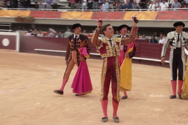 Deux oreilles à la feria d'Istres. La carrière d'Adrien Salenc ne pouvait pas mieux débuter.