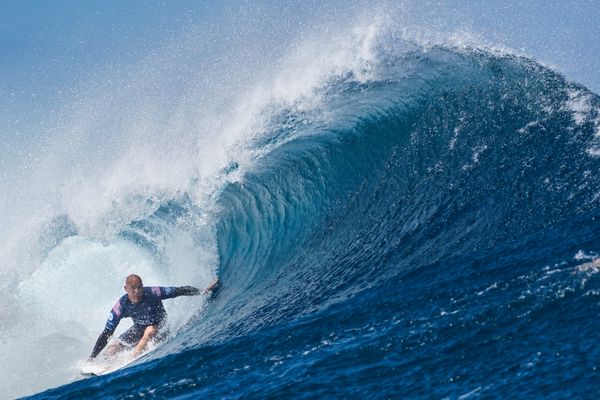 A 51 ans, Kelly Slater surfe une vague à Tahiti en aout 2023.