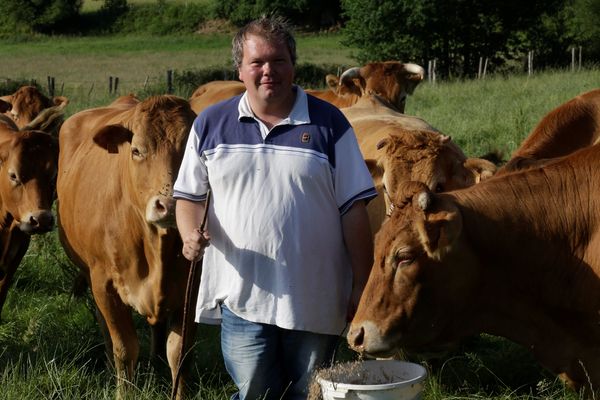 Jean-Baptiste Moreau est à la tête d'une exploitation de bovins, en Creuse.