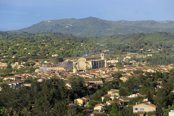 Saint-Maximin-la-Sainte-Baume, Var : le corps d'un homme a été retrouvé sur un chemin de terre, dans le coffre d'une voiture.