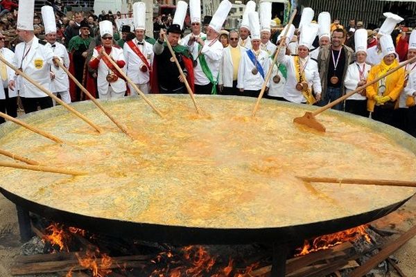 Quelques 15 000 oeufs sont nécessaires à la préparation de l'omelette géante de Bessières. 