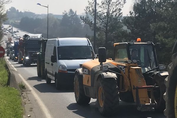 Une cinquantaine de véhicule participe à l'opération escargot, le 26 mars 2022 en Bretagne.