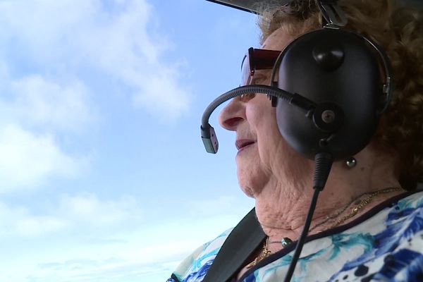 Mado, 87 ans, profite d'un petit tour dans les nuages au-dessus de Ribérac.