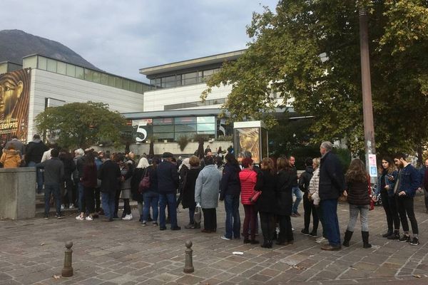 La queue dimanche 4 novembre 2018 devant le musée de Grenoble pour l'exposition sur l'Égypte antique.