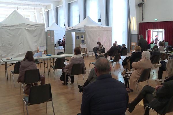 La salle Devosge à Dijon accueille un centre de vaccination.