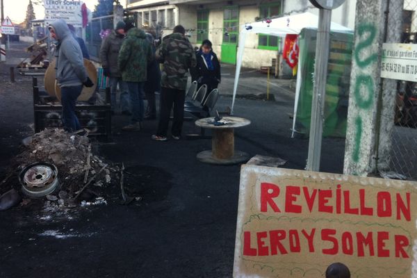 Les grévistes devant l'usine du Rabion à Angoulême de Leroy Somer