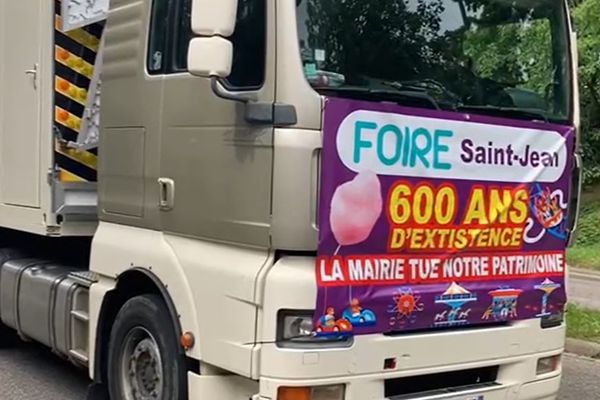 Les forains étaient mobilisés contre la mairie ce lundi 17 juin pour obtenir un "bon emplacement" pour la tenue de la foire Saint-Jean.