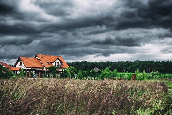 De sombres nuages porteurs d'averses, parfois même d'orages sur nos régions.