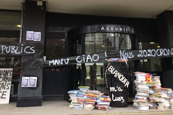 Des manuels scolaires et un cercueil déposés par les manifestants pour protester contre le contrôle continue du baccalauréat et la réforme des retraites