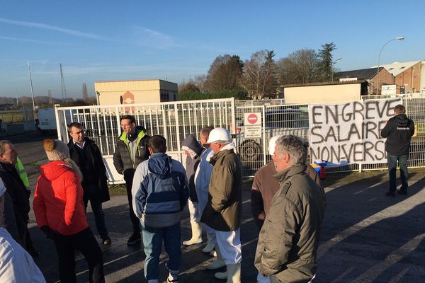 Les salariés en grève devant l'abattoir de Rethel