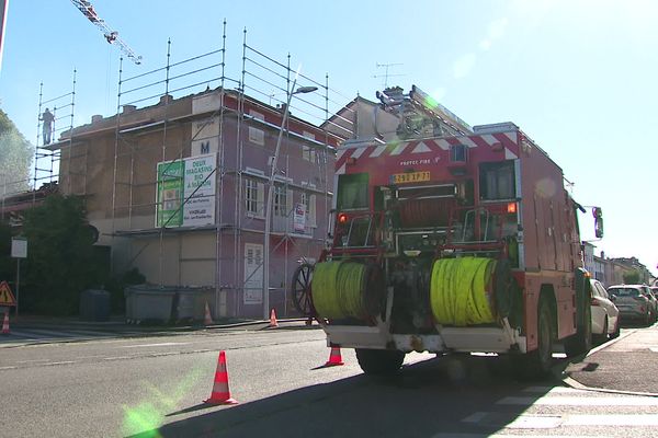 Le feu est maîtrisé mais les pompiers veulent s'assurer que les combustions des isolants soient bien éteintes.