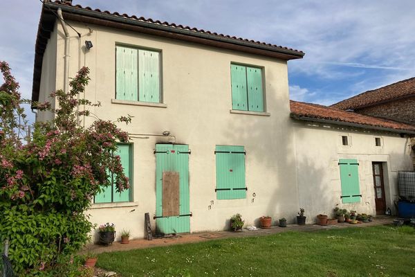 Les volets de la maison de la victime située aux PIns (Charente) ont été soigneusement sciés et partiellement noircis par la fumée.