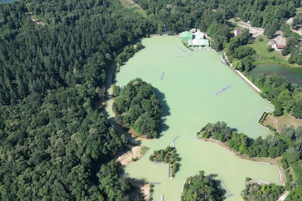 L'étang artificiel de Port-Revel se situe sur sur le plateau de Chambaran, en Isère.