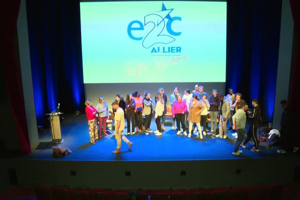 A Moulins, sur la scène du théâtre, les stagiaires de l'école de la deuxième chance préparent un spectacle pour les 20 ans de la structure.