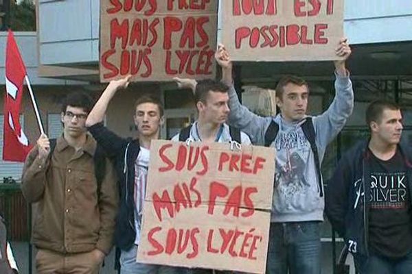 Professeurs et élèves du lycée Jean Hyppolite de Jonzac dénoncent le manque de moyens alloués a leur établissement.