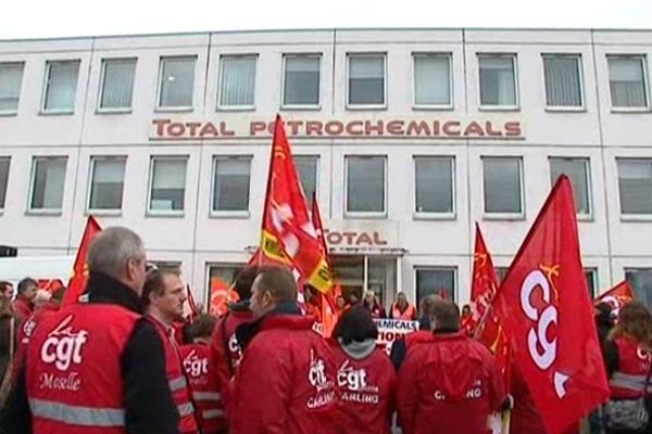 Manifestation pour la défense de la pétrochimie sur la plateforme de Carling (Moselle), mardi 27 novembre 2012.