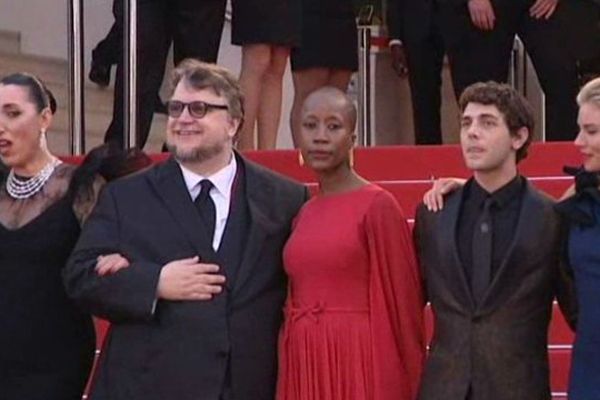 Rokia Traoré en robe rouge sur les marches du Palais du Festival de Cannes