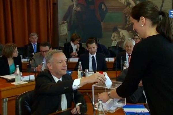 Presque autant de femmes que d'hommes sur cette photo de l'assemblée départemental de Mayenne