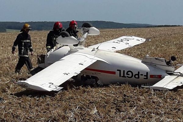 Un pilote a dû atterrir en urgence dans un champ dans les Yvelines après une panne moteur.