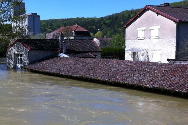 Le lavoir à la tête sous l'eau