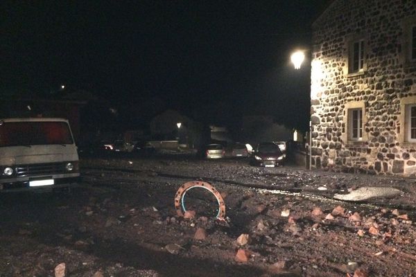 Entre 19H00 et 22H30, mardi 13 juin, les orages faisaient du sur-place et concentraient les trombes d’eau et la grêle sur un secteur de 15 km autour de Costaros. A Landos (photo) la route a été entièrement inondée.