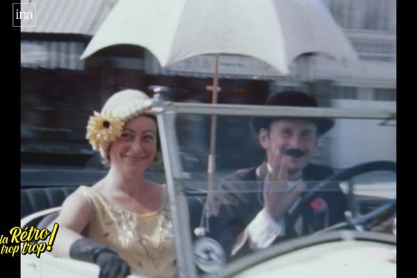 Une élégante et son partenaire, lors d'un concours d'élégance automobile au Touquet en 1975