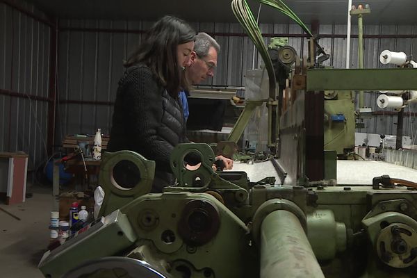 Les salariés s'attachent à réadapter les machines.