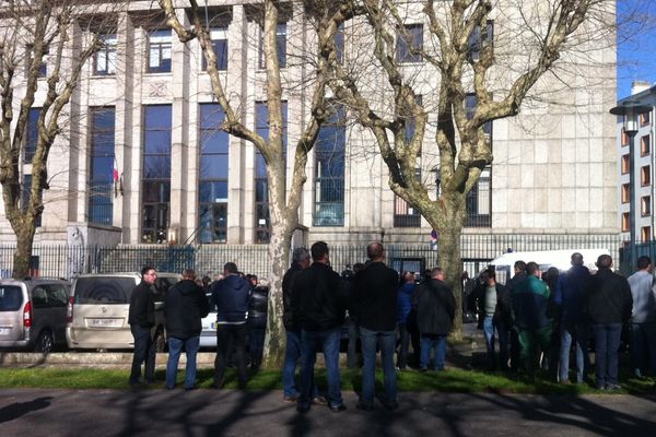 Plusieurs dizaines de personnes se sont rassemblées devant le tribunal de Brest en soutien aux agriculteurs poursuivis pour l'incendie du centre des impôts de Morlaix 