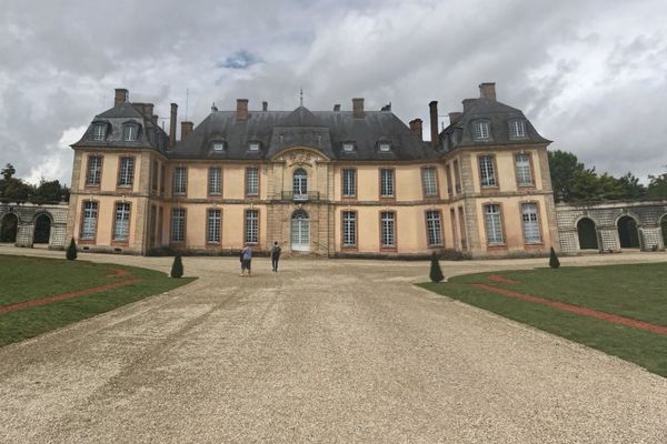 Le château de Motte-Tilly, une fois ses grilles franchies.