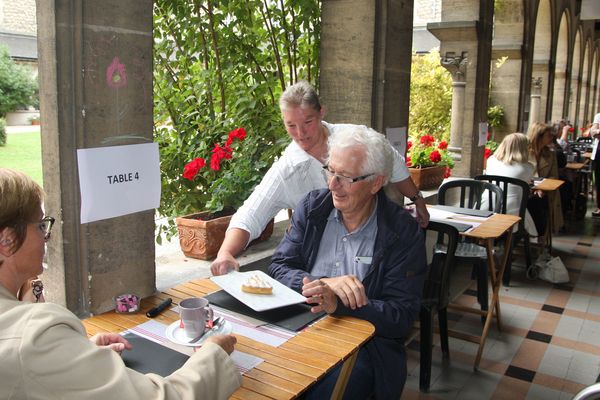 Claudine, en situation de handicap, est très fière de servir les clients du salon de thé de la Maison Saint-Sixte