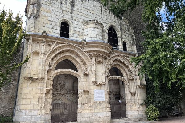 La façade de la chapelle Saint Jacques a été déplacée dans le jardin de l'hôtel Groslot à Orléans lors de la construction des halles Châtelet.