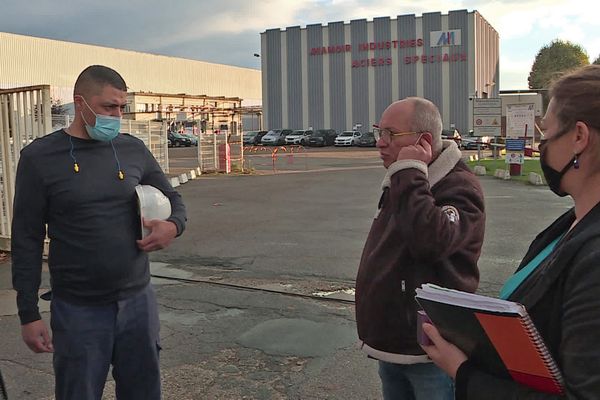 Mardi 19 octobre 2021 : représentants du personnel et délégués syndicaux devant l'entrée du site de Manoir Industries à Pitres (Eure)


