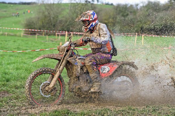 Un jeune pilote de 22 ans en urgence absolue après une chute lors d'une compétition de moto cross.