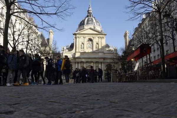 Les cours dispensés à Paris 1 et Paris 4 à La Sorbonne ont été annulés après une AG d'étudiants.