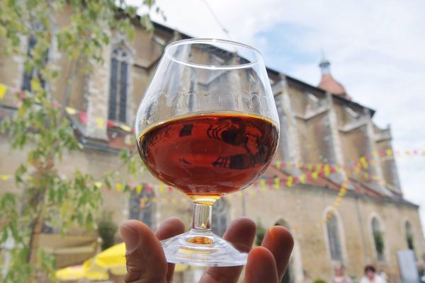 Deuxième marché d'exportation d'Armagnac, la Chine menace de surtaxer ce spiritueux. Les producteurs s'inquiètent.